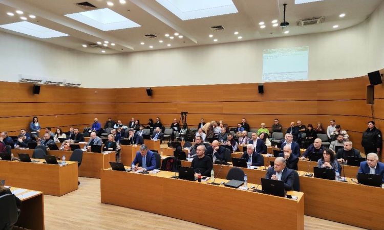 Дариха по 5000 лева на пострадалите при пожара в кв. „Прослав“ 