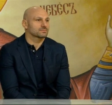Срам за родния ММА, президентът на федерацията налага жена с шамари и шутове (ВИДЕО)