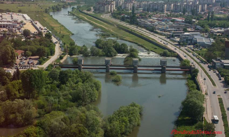 Кметът иска нова техника за почистване на коритото на Марица