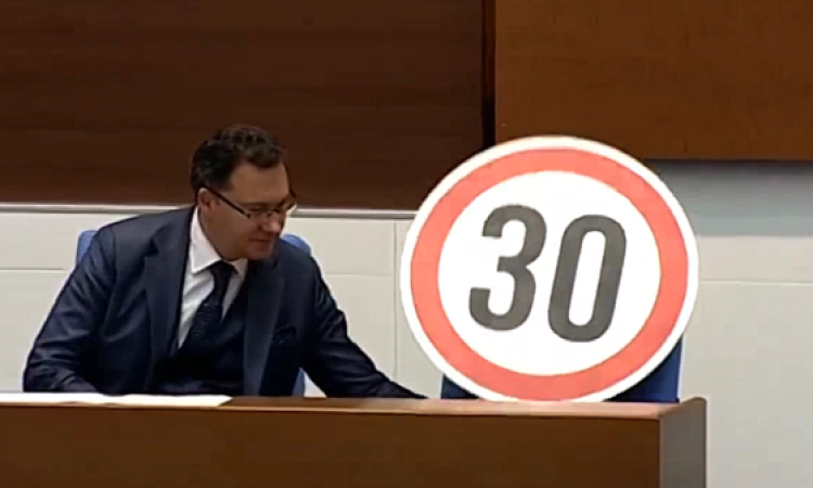 Връчиха знак за „30 км/ч“ на Митов в парламента