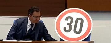Връчиха знак за „30 км/ч“ на Митов в парламента