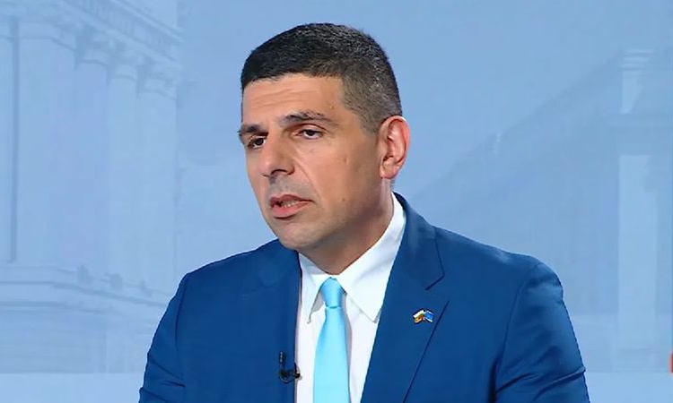 Ивайло Мирчев: Къртят жълтите павета, за да сложат антипаркинг колчета пред служебния вход на НС