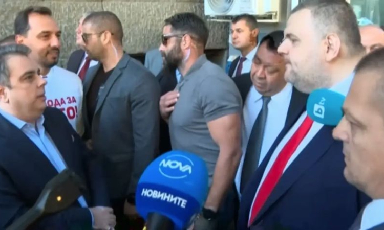 Улични политически скандали