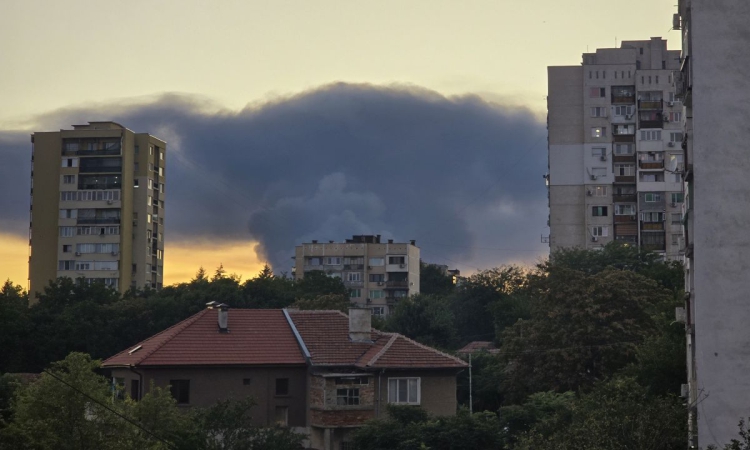 Горя бившата рафинерия &quot;Плама&quot;