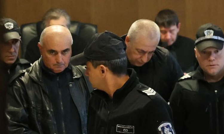 Оставиха в ареста служителите на ДАИ, поискали подкуп от екипа на Роби Уилямс