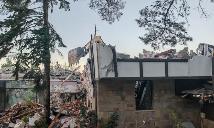 Багер влезе в бившия сарай на Ахмед Доган в &quot;Бояна&quot;