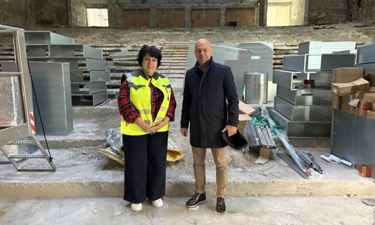 С интензивни темпове върви реконструкцията на кино „Космос“