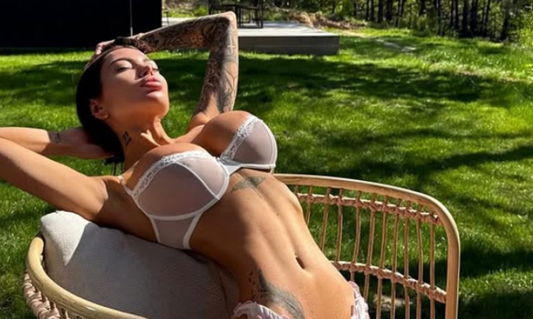 Скандално гореща: Украинка взриви мрежата със секси снимки