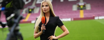 Украинска журналистка едва прикри прелестите си