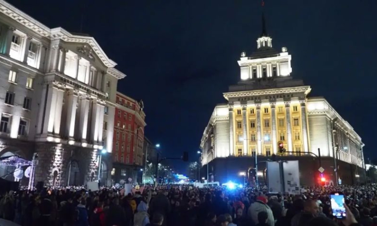 Напрежение пред парламента! Кой не скача, е дебел! Полетяха бомбички