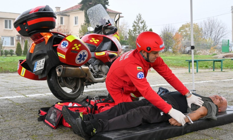 Кмет показа как се оказва първа помощ с мотор