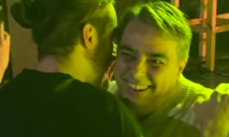 Асен Василев изпя &quot;Кой разпореди това безобразие&quot; в столично заведение (ВИДЕО)