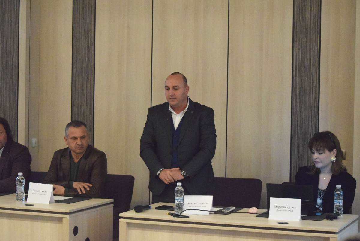 Заместник-кметът на Община Марица Николай Стаматов посочи, че е изключително трудно за администрацията да намери медицински специалисти в учебните заведения