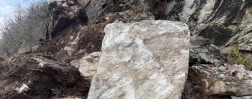 Огромно свлачище блокира прохода Троян-Кърнаре