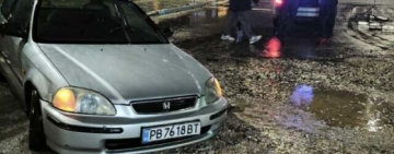 Кола пропадна в отворила се от дъждовете дупка в Южен 