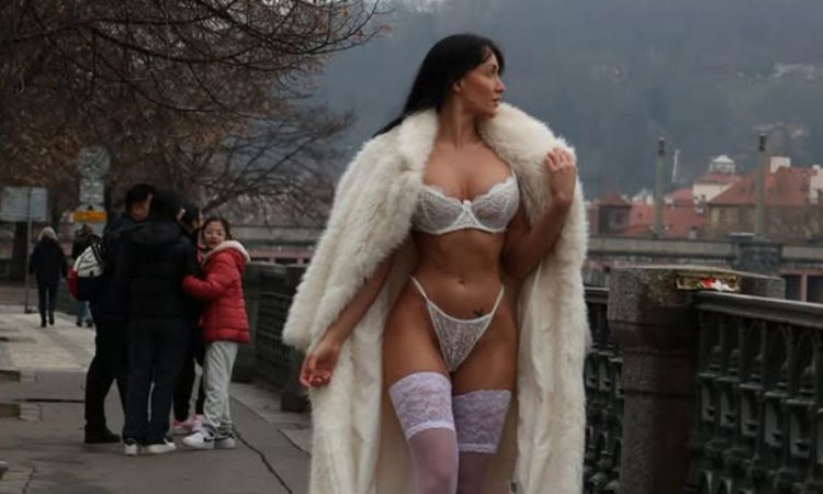 Разкрепостена инфлуенсърка шокира всички - разходи се по еротично бельо из Прага