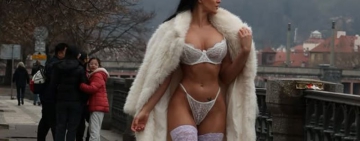 Разкрепостена инфлуенсърка шокира всички - разходи се по еротично бельо из Прага