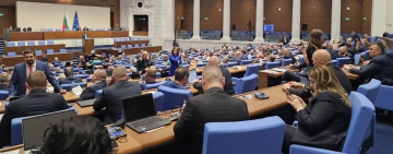 Депутатите дебатират шестия вот на недоверие