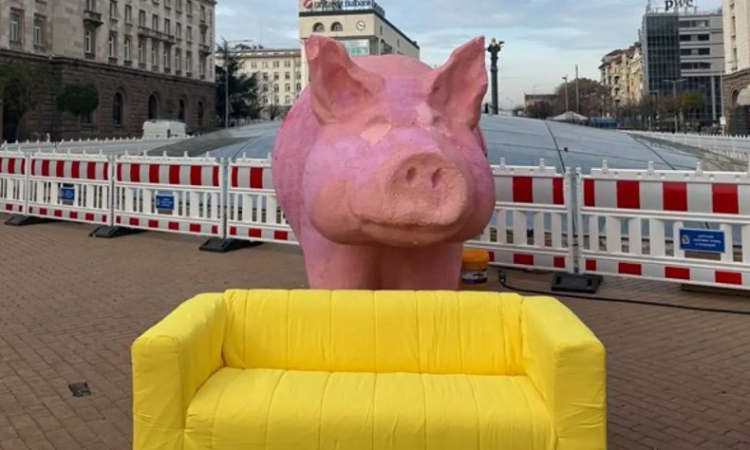 Часове преди поредния протест в Триъгълника на властта: До прасето-касичка се появи и жълт "Диван Диван"