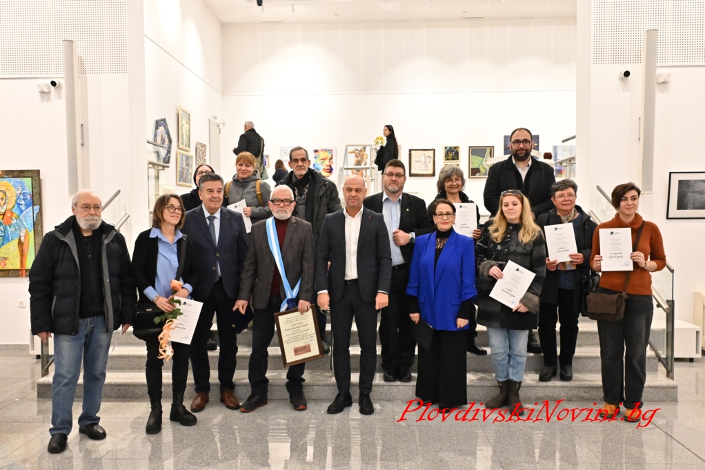 Художникът Васил Стоев с Наградата на Кмета, а колегата му Матей Матеев – почетен гражданин на Пловдив