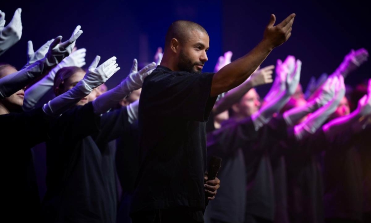 Танцовият феномен MURMURATION на Садек Берабах идва в България през 2026