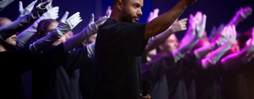 Танцовият феномен MURMURATION на Садек Берабах идва в България през 2026