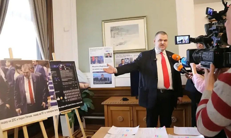 Пеевски отвори кабинета си за журналисти