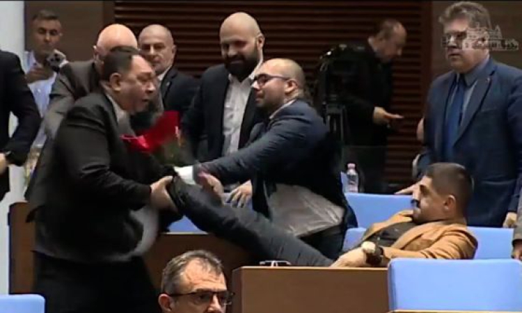 Екшън в пленарната зала: Радостин Василев Vs депутат от ДПС-НН