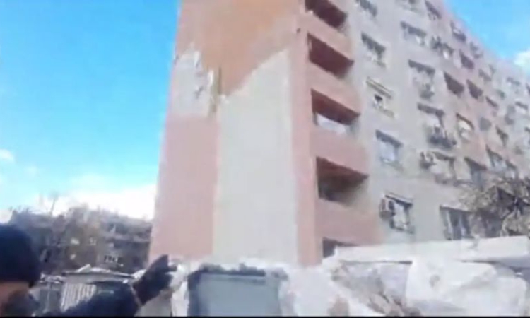 Заради силния вятър: Изолация се срути върху гаражи и пътека до жилищен блок в Асеновград