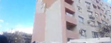 Заради силния вятър: Изолация се срути върху гаражи и пътека до жилищен блок в Асеновград