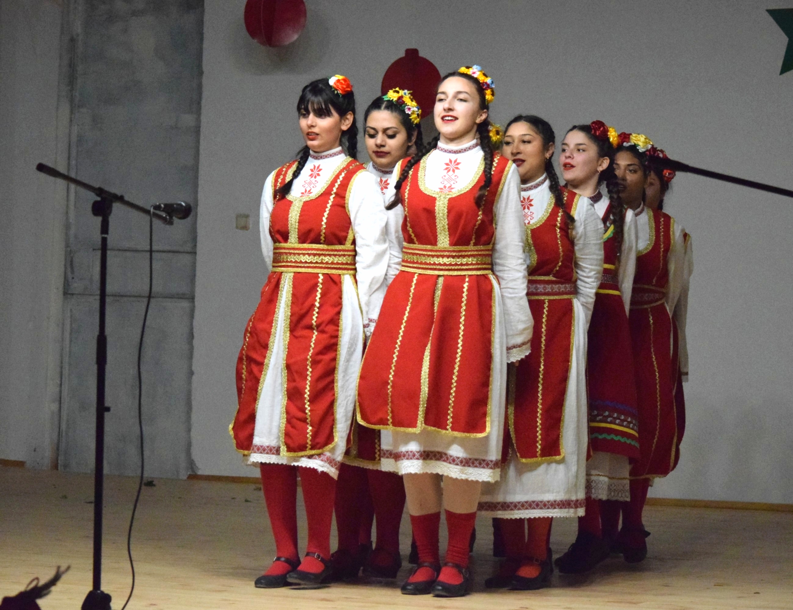 С коледен концерт откриха обновената зала на читалището в Маноле 