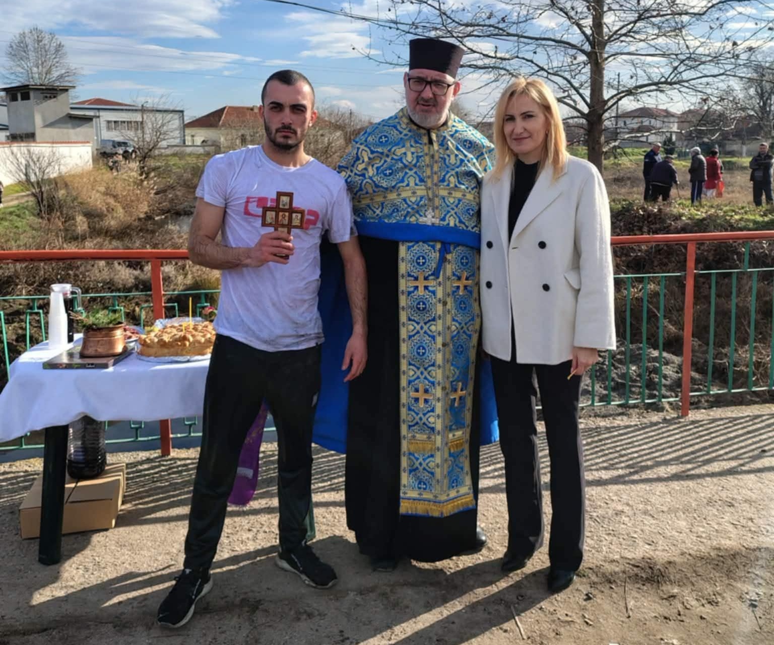 Десетки се хвърлиха за спасяване на Богоявленския кръст в реките на Община Марица