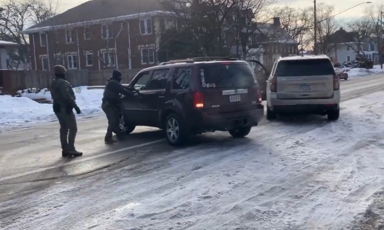 Служител на имиграционните власти в САЩ застреля жена в колата ѝ в Минеаполис