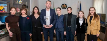 Илиана Раева връчи плакет на министъра на спорта в оставка Иван Пешев