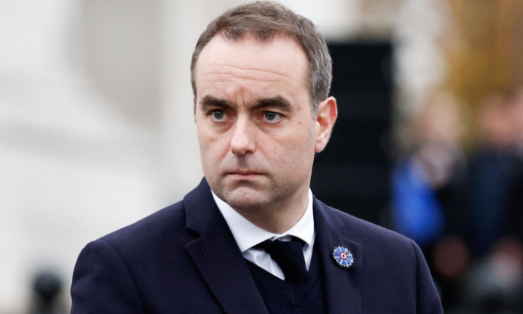 Френското правителство оцеля след два вота на недоверие                               