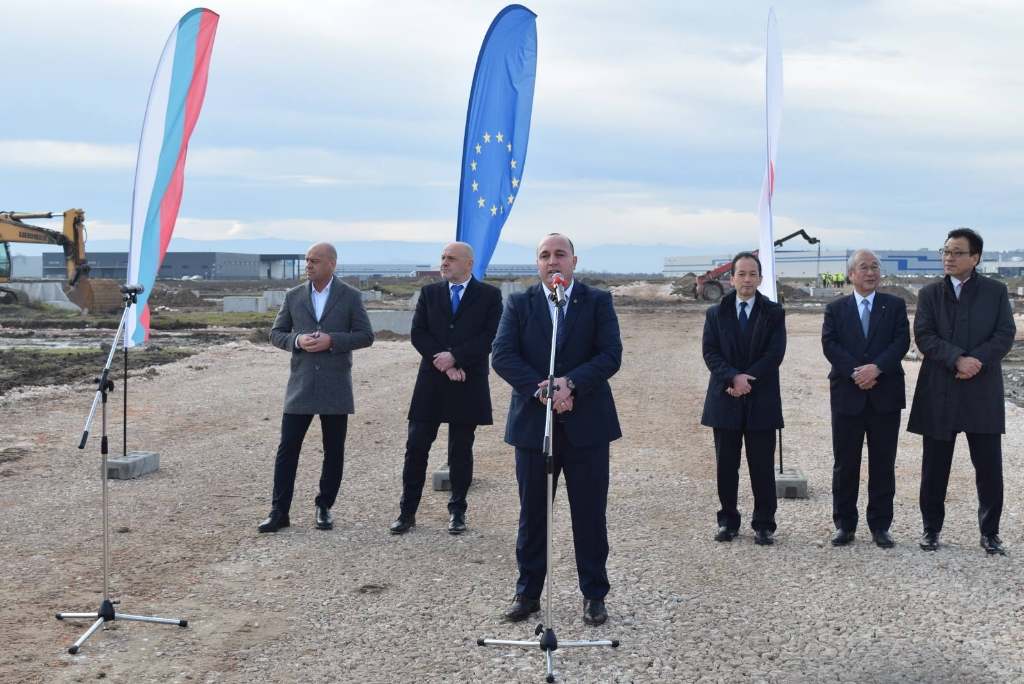 Министър Томислав Дончев и зам.-кметът Николай Стаматов дадоха старт на нов високотехнологичен завод в Марица