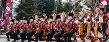 Кукери, гайдари и фолклорни танци завладяха Пловдив в Деня на виното и любовта