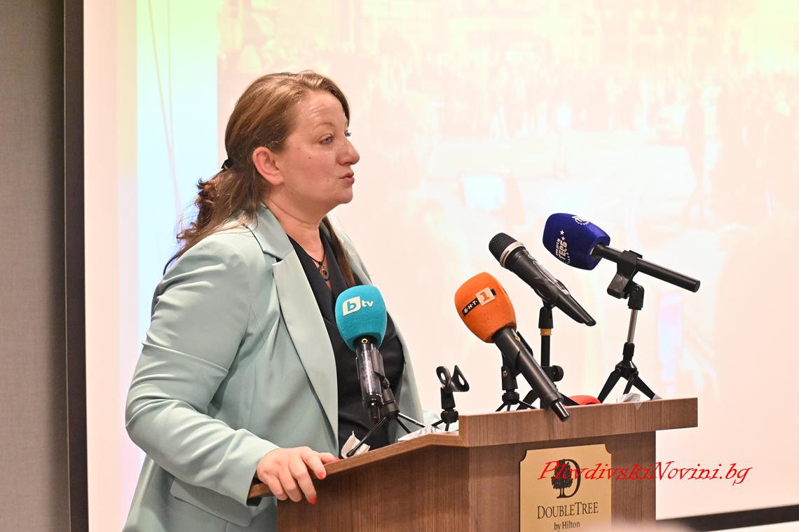 Деница Сачева след слуховете за напускане на Делян Добрев: Никога не си тръгвам, когато е трудно