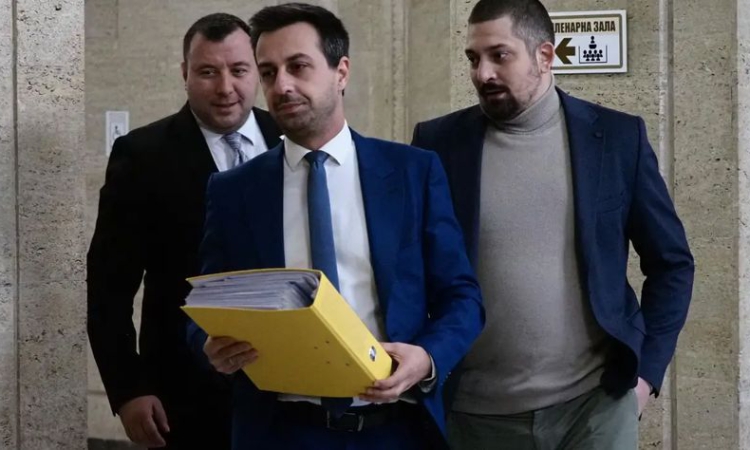 "Възраждане" се регистрира за изборите. Тръгват с нагласата да спечелят вота и да бъдат фактор в управлението