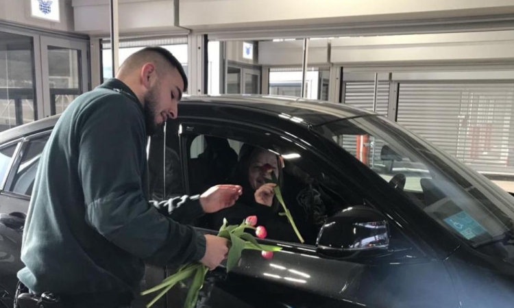 Изненада за дамите: Граничари подаряваха цветя на жените на ГКПП-та у нас