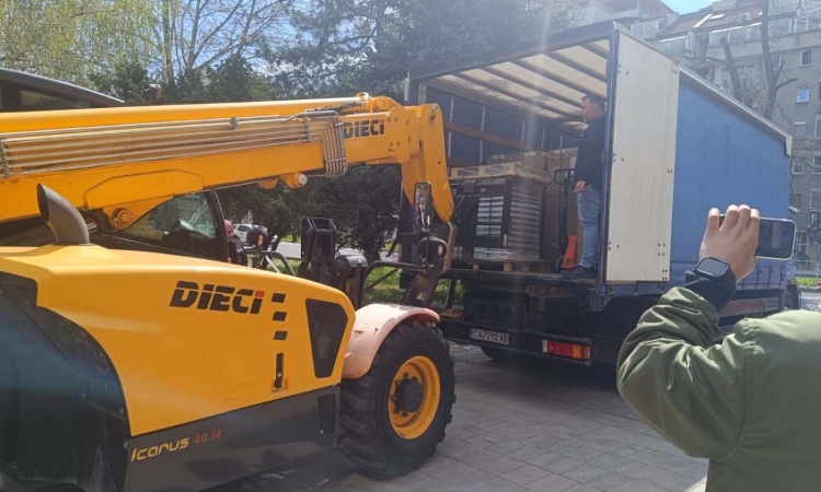 Под засилена полицейска охрана в Областна администрация пристигнаха хартиените бюлетини и изборните книжа