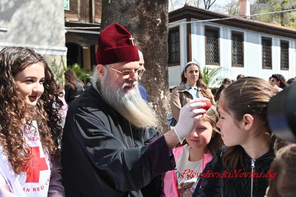 Митрополит Николай боядиса великденски яйца с 260 от пловдивските училища
