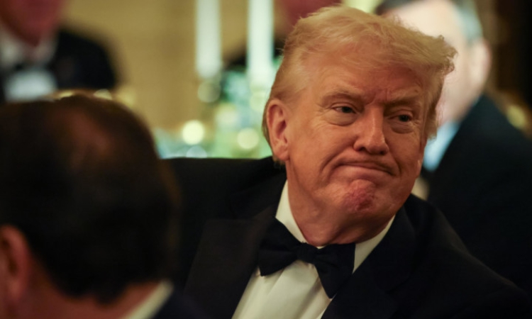 Рейтингът на Тръмп удари дъното на фона на войната с Иран и конфликта с папа Лъв