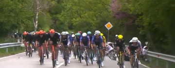 След масовото падане на #Giro d’Italia колоездач е в 
