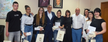 По инициатива на Община Марица три момичета от Труд получиха стипендии за университет от две фондации