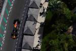 За кратко спират движението по улици и булеварди, шампион от „Формула 1“ снима „Пътуване до Пловдив“