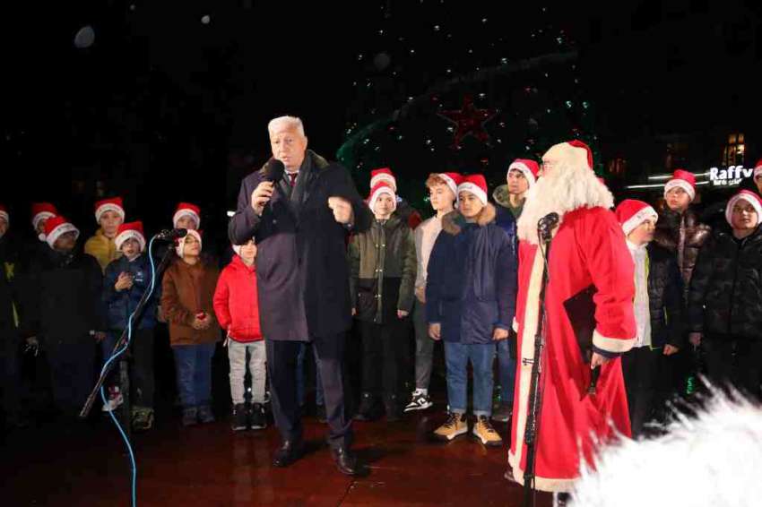 Коледното дърво на Пловдив грейна, множество концерти очакват пловдивчани в празничните дни