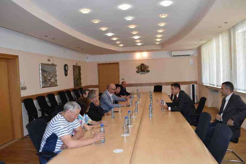 Синдикатите пред министър Никола Стоянов: Притеснени сме за бъдещето на ВМЗ