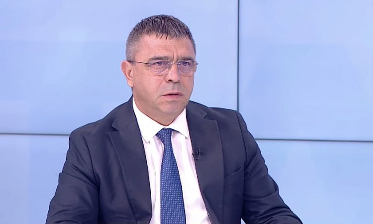 Атанас Илков: Неуместно бе директорът на Народния театър да излиза пред протестиращите