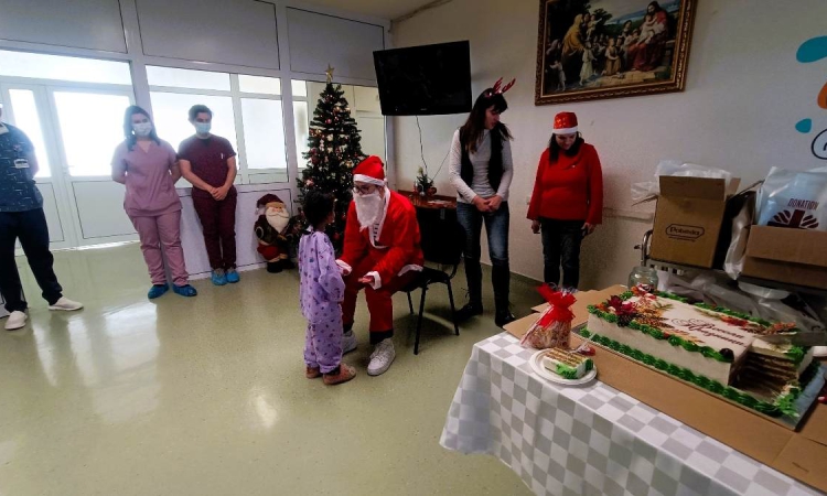 Дядо Коледа донесе усмивки и подаръци на болните деца в УМБАЛ „Свети Георги“